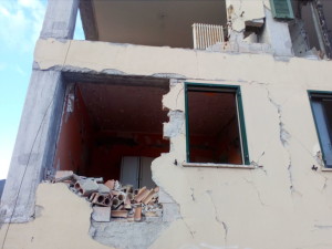http://www.stanza-antisismica.it/wp-content/uploads/palazzo-crollato-terremoto-2009.jpg