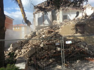 La Stanza Antisismica sulle macerie di un edificio completamente demolito in diretta sotto gli occhi di tutti durante il carsh test  dello scorso maggio all'Aquila