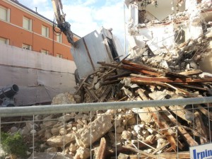 La Stanza Antisismica è visibile in cima alle macerie di un palazzo di $ piani completamente raso al suolo. L'Aquila, maggio 2013