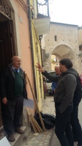 L'Arch. Stefano Cipriani mentre parla con l'Ing. Ciammitti all'ingresso dello Studio su via Fortebraccio