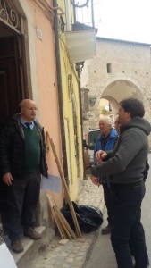 Stefano Cipriani davanti allo Studio Stanza antisismica durante i lavori