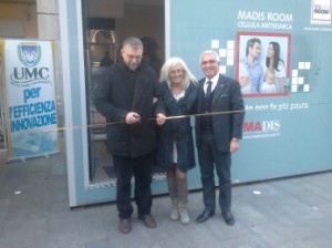 Il taglio del nastro all'apertura del prototipo nella piazza di Faenza del Duomo