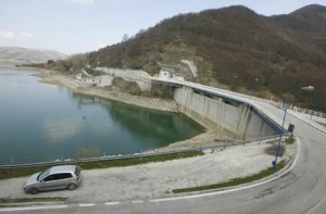 La diga Rio Fucino sul lago artificiale di Campotosto (L'Aquila). ANSA/ PERI PERCOSSI