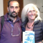 Paola Lagorio il 27 settembre scorso alla presentazione della sua monografia nella Casa Museo Raffaele Bendandi: nell’immagine è con il fotografo Raffaele Tassinari in uno scatto di Giancarlo Padovani