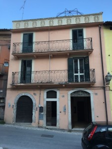 Il palazzo su piazzetta Porta Bazzano nel quale l'Ing. Ciammitti ha fatto installare la Stanza Antisismica