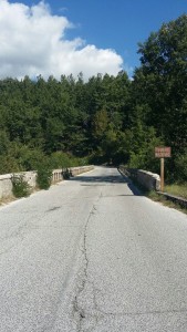 Il ponte di ingresso di Amatrice successivamente crollato a causa delle scosse