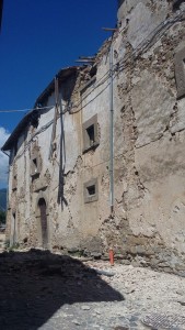 La prima casa che si incontra entrando ad Amatrice