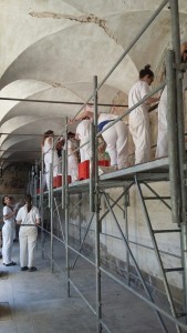 La squadra di restauratori dell'Accademia di Belle Arti dell'Aquila sul cantiere