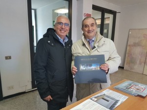 Antonio d’Intino, a sx, riceve in dono il libro sul patrimonio storico di Rieti 