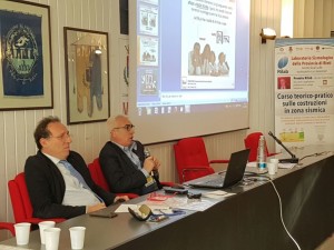 Un momento della lezione del 15 dicembre mentre Antonio D’Intino parla affiancato dall’ing. Sergio Quattrini, Vicepresidente Rilab (Laboratorio Sismologico di Rieti) e componente Commissione Urbanistica di Rieti